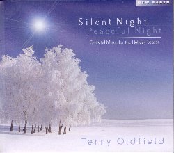 OLDFIELD TERRY :  SILENT NIGHT PEACEFUL NIGHT  (NEW EARTH)

Terry Oldfield ha iniziato a suonare il flauto negli anni '70: da quel momento la sua vita  stata un continuo viaggio alla scoperta della cultura musicale di tanti popoli. Due volte nominato agli Emmy, Oldfield arriva al vero successo quando la Bbc gli chiede di comporre colonne sonore per alcuni importanti programmi e documentari televisivi. Silent Night Peaceful Night  l'omaggio di Terry Oldfield al Natale, un periodo molto bello nel quale famiglie ed amici si riuniscono in un'atmosfera di profonda armonia. Il Natale  inoltre il tempo della celebrazione, quando anche una semplice melodia che ricorda momenti felici e ormai passati, pu essere foriera di gioia e serenit. Silent Night Peaceful Night propone alcune splendide canzoni natalizie tradizionali, cantate in tutto il mondo, interpretate dalle splendide voci di Sally Oldfield, sorella di Terry, e Soraya Saraswati, sua moglie, accompagnate dall'incantevole flauto di questo grande musicista.