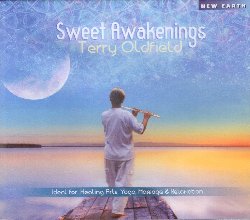 OLDFIELD TERRY :  SWEET AWAKENINGS  (NEW EARTH)

In Sweet Awakenings Terry Oldfield porta l'ascoltatore in uno stato di rilassata consapevolezza. Le melodie del suo flauto, accompagnate dalle note di chitarra acustica, pianoforte, tastiere e sintetizzatori, creano un paesaggio senza tempo dove chi ascolta si può lasciar andare al potere della guarigione e della pace interiore. Oldfield ha raccontato che realizzare Sweet Awakenings è stato per lui un bellissimo viaggio che gli ha fatto riscoprire il flauto d'argento, quello da lui usato all'inizio della carriera sulla splendida isola greca di Hydra. I brani dell'album rappresentano momenti preziosi della vita dell'artista che attraverso la musica diventano di ciascun ascoltare, ricordandoci che facciamo tutti parte dello stesso grande progetto. Sweet Awakenings è un album toccante e delicato che invita l'ascoltatore a guardarsi dentro alla ricerca della vera felicità.
