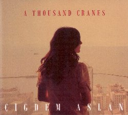 ASLAN CIGDEM :  A THOUSAND CRANES  (ASPHALT TANGO)

A Thousand Cranes segue il successo di Mortissa, album di esordio per casa Asphalt Tango della nota cantante turca Cigdem Aslan. La gru, in inglese crane,  un uccello migratore che in molte culture e mitologie  dipinta come messaggera e custode di preziosi insegnamenti. In A Thousand Cranes, Cigdem Aslan, proprio come una gru, vola attraverso epoche e continenti per continuare la sua personale esplorazione delle culture musicali di Atene, del Sud Est della penisola turca e dei Balcani che aveva iniziato con Mortissa. Proseguendo nel suo percorso musicale, la Aslan ha registrato il suo nuovo disco nello storico studio Antart di Atene, dove hanno lavorato artisti del calibro di Mikis Theodorakis e Manos Hadjidakis. Al suo fianco la vocalista ha una band di musicisti di fama mondiale, diretti da Nikolaos Baimpas, che laccompagna lungo il suo viaggio abbellendo le melodie profondamente radicate nella tradizione con moderne influenze jazz ed ispirate improvvisazioni. Con una voce seducente e sofisticata ed il suo istinto naturale per linterpretazione, la cantante, proprio come la gru nella mitologia, diventa la perfetta messaggera per riportare in vita antiche canzoni che ancora oggi sono capaci di emozionarci profondamente con tutto il carico di gioia e tragedia che raccontano.