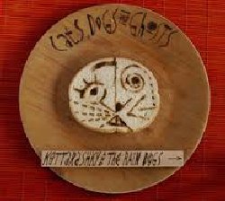 KOTTARASHKY & THE RAIN DOGS :  CATS, DOGS AND GHOSTS  (ASPHALT TANGO)

Terzo album di Kottarashky dopo Opa Hey! e Demoni, Cats, Dogs and Ghosts  un viaggio in un distretto di New York chiamato Sofia che trasporta lascoltatore sulle strade di questa citt attraverso rock, blues, funk in stile balcanico e jazz. In questo nuovo progetto il musicista bulgaro ha voluto al suo fianco The Rain Dogs che dimostra di essere molto di pi di una semplice back-up band. La formazione comprende ora alcuni dei musicisti pi promettenti della scena bulgara e quando si riuniscono nel Blubalu Studio di Sofia per registrare la loro versione di genuine sonorit balcanico-americane, non lasciano davvero niente al caso. Con loro c Nufry, alias di Panican Whyasker, un poeta e cantautore di Sofia nonch vera icona della scena bulgara indipendente le cui intense parti vocali si muovono armoniosamente con gli strumenti a fiato e gli accordi della chitarra in uno spazio sonoro che si trova da qualche parte tra lAmerica meridionale ed il Mar Nero. In un primo momento ascoltando Cats, Dogs and Ghosts si ha la sensazione che la band prenda la strada del rocknroll, ma poi interviene Kottarashky che, con stretti collage di groove e campionamenti balcanici che ricordano Opa Hey!, riprende la strada della contaminazione. Kottarashki non ha mai fatto parte del Balkan beat, ma ora  uno dei protagonisti pi importanti della musica balcanica e, al fianco de The Rain Dogs, ci dimostra chiaramente lincessante ed imperdibile evoluzione della scena musicale balcanica.