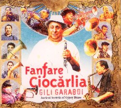 FANFARE CIOCARLIA :  GILI GARABDI  (ASPHALT TANGO)

Zece Prajini (letteralmente dieci campi)  un villaggio di appena quattrocento anime, circondato da montagne dolci e piste polverose, ad un tiro di schioppo dal confine con lex repubblica sovietica della Moldavia: questa  la casa dei dodici musicisti rom che compongono la nota brass band Fanfare Ciocarlia. Rielaborando in modo creativo la tradizione musicale della propria cultura, i musicisti della band intrecciano ritmi complessi e vertiginosi, danze tradizionali rumene e melodie turche, bulgare e macedoni, dando vita ad un pirotecnico spettacolo musicale. In Gili Garabdi, uno dei loro migliori album, i 12 musicisti non solo interpretano il classico stile gypsy con ineguagliabile bravura, ma lo arricchiscono con suggestioni jazz che frenano per qualche istante lincontenibile euforia tipica della musica balcanica. Una volta un giornalista chiese al trombettista Ioan Ivancea, il membro storico di Fanfare Ciocarlia, se il jazz avesse in qualche modo influenzato la musica del gruppo. Il musicista rispose: Chi pu dire se i nostri cugini che sono andati in America non hanno contribuito ad inventare il jazz?. Gili Garabdi sembra essere la dimostrazione pratica di come i ritmi gypsy possano perfettamente convivere con le pi sofisticate suggestioni jazz, dando vita ad uno swing davvero irresistibile.