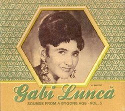 LUNCA GABI :  SOUNDS FROM A BYGONE AGE VOL. 5  (ASPHALT TANGO)

Coloro che hanno visitato la Bucarest dei grigi anni 80 possono testimoniare di avervi trovato due diversi mondi culturali: da una parte il folklore dello stato ufficiale con canzoni del periodo doro proclamato da Ceausescu e la vivace musica suburbana (muzica de mahala) che veniva suonata alle feste private. La stessa interprete rumena Gabi Lunca ha cantato per molti anni ai matrimoni e, anche se a partire dallinizio degli anni 90 i suoi spettacoli si tenevano unicamente nelle chiese pentecostali, la sua voce resta ancora oggi un simbolo di tutta la Romania. Quelle cantate da Gabi Lunca sono canzoni tranquille e malinconiche, che parlano di passione e desiderio per la propria patria, per la madre o la fidanzata, brani il cui scopo  quello di alleggerire lanima dalle preoccupazioni. Insieme a Romica Puceanu, Gabi Lunca  linterprete pi apprezzata di musica rumena lautari, anche se, a differenza della sua pi sensuale e trasgressiva rivale, Gabi Lunca ha vissuto una vita completamente votata ai suoi quattro figli avuti dal fisarmonicista Ion Onoriu. Per questa sua vita riservata, per i suoi abiti di scena sempre accuratamente selezionati e la sua grande professionalit, Gabi Lunca  chiamata la tziganca de matase, ossia la zingara di seta. Il quinto volume della fortunata serie di casa Asphalt Tango dedicata a grandi interpreti della tradizione musicale rumena, Sounds from a Bygone Age vol. 5, propone le registrazioni effettuate da Gabi Lunca presso gli studi della Electrecord di Bucarest tra il 1956 ed il 1978.