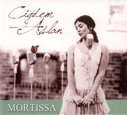 ASLAN CIGDEM :  MORTISSA  (ASPHALT TANGO)

Cigdem Aslan  una delle stelle nascenti del panorama rebetiko, un genere nato tra Atene ed Istanbul, a cavallo tra il XIX ed il XX secolo, che racconta storie di disagio, di povert, damore e soprattutto di ribellione, musicate in modo appassionato, a volte triste ed altre con un tono ironico e scherzoso. Mortissa, termine che indica una donna forte ed indipendente,  un album che accende i riflettori su questa sorta di blues dellEgeo che per molto tempo  stato dichiarato illegale in quanto i temi da esso trattati erano considerati troppo arditi ed inneggianti alla libert. La stessa Cigdem Aslan  sicuramente una figura a suo modo rivoluzionaria: , infatti, una delle rarissime interpreti donna ad essersi spinta in un genere quasi esclusivamente riservato agli uomini. Quello che colpisce in Mortissa  la personalit dellartista e la sua voce profonda, capace di comunicare con la sua intensit tutta la bellezza di questo genere musicale. Dopo essere stata la voce del pluripremiato Shekoyokh Klezmer Ensemble, dopo essersi esibita al prestigioso Royal Albert Hall come opening act per la diva turca Sezen Aksu e per Yasmin Levy al Cadogan Hall di Londra, con Mortissa, suo album di debutto, Cigdem Aslan  pronta a salire sul palco come una vera stella della musica balcanica.