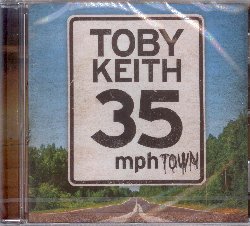 KEITH TOBY :  35 MPH TOWN  (WRASSE)

Nel corso degli ultimi 20 anni, il cantautore americano nato in Oklahoma Toby Keith non ha mai smesso di scrivere canzoni e tenere concerti: lo stesso trascinante entusiasmo che lo spinse nel 1993 ad entrare nel mondo della musica, continua ad essere la costante della sua solida carriera che  un modello di coerenza e di indiscutibile eccellenza, piena zeppa di premi e riconoscimenti per brani che quasi immancabilmente hanno conquistato i vertici delle classifiche di musica country. 35 mph Town  il diciottesimo album di studio di Toby Keith ed il primo singolo  il brano omonimo, una splendida canzone, cinica e realistica, che racconta la storia di una piccola citt che una volta era sicura e felice, ma che ora sembra aver del tutto perso questa sua rassicurante essenza. 35 mph Town  un disco che mette in risalto la potente voce di Toby Keith cos come la sua incredibile abilit di raccontare una storia, trasmettendo allascoltatore interessanti messaggi che invitano inevitabilmente alla riflessione.