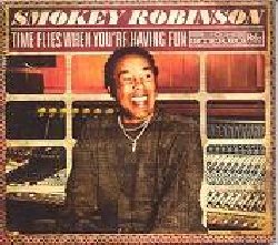 ROBINSON SMOKEY :  TIME FLIES WHEN YOU'RE HAVING FUN  (WRASSE)

Leggenda di casa Motown, Smokey Robinson torna sulla scena con un nuovo album di originali accompagnato da una serie di mega ospiti del calibro di Carlos Santana, Joss Stone e India Arie e con grafiche realizzate dal famoso Shepard Fairey dello Studio Number One. Nel 2009 Smokey celebra 50 anni di musica e Time Flies When You're Having Fun  la celebrazione perfetta di questo evento. Con il suo falsetto, eternamente carezzevole e riconoscibile all'istante, il leggendario cantante, compositore e producer Smokey Robinson  una delle voci pi note al mondo. L'album  stato registrato dal vivo in studio insieme ai musicisti, come la vecchia scuola insegna, una presa diretta che ricorda le sonorit dei classici di casa Motown, tutti incisi in questo modo. L'album, che  contiene solo originali di Smokey ad eccezione del sontuoso remake di Don't Know Why di Norah Jones, spazia tra i caldi ritmi pop/r&b, le sonorit della vecchia scuola Motown e momenti incandescenti: per la ritmica Please Don't Take Your Love si unisce al gruppo il virtuoso chitarrista Carlos Santana. Considerando la natura sensibile della sua musica, la dolcezza delle sue sonorit ed il fatto che nel corso della sua carriera ha appositamente composto brani per alcune delle pi importanti vocaliste di casa Motown (Mary Wells, Brenda Holloway e le Supremes), non stupisce che Time Flies When You're Having Fun contenga un paio di splendidi duetti, con Joss Stone ed India Arie. Vera leggenda della musica pop, Smokey Robinson  sempre all'apice del successo e ancora perfettamente in grado di proporre musica di grandissima qualit dopo 50 anni di onoratissima carriera. Un album del tutto essenziale.