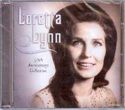 LYNN LORETTA :  50th ANNIVERSARY COLLECTION  (WRASSE)

50th Anniversary Collection celebra i 50 anni di successi di Loretta Lynn che nel corso della sua lunga carriera ha creato un impressionante repertorio, significativo sia sotto un profilo artistico e commerciale ma anche culturale. Con la sua musica si  confrontata con tutti i principali mutamenti sociali dei suoi tempi, incantando una schiera di fan che spazia tra pop, rock e country. Al momento del suo ultimo grande successo - I Lie del 1982 - Loretta Lynn poteva fregiarsi di 16 primi posti in classifica e 52 canzoni arrivate nella Top Ten. Loretta ha profondamente contribuito a creare l'attuale scena musicale country-rock al femminile: sarebbe impossibile infatti immaginare il successo di artiste come Shania Twain, Deana Carter e delle Dixie Chicks senza di lei. 50 anni di grandi successi da celebrare degnamente con questo doppio cd che contiene 36 memorabili registrazioni.