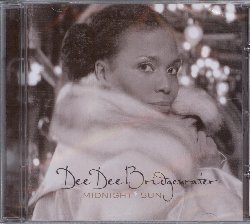 BRIDGEWATER DEE DEE :  MIDNIGHT SUN  (WRASSE)

Nel corso della sua lunga carriera che copre ormai quarant'anni, Dee Dee Bridgewater ha vinto prestigiosi Grammy e Tony Award, diventando una delle vocaliste jazz pi apprezzate da pubblico e critica dei nostri giorni, capace di mettere la sua unica verve nell'interpretazione di standard e di reinventare con la sua voce classici del jazz. Midnight Sun  una raccolta di canzoni d'amore, una specie di lettera d'amore che propone paesaggi melodicamente malinconici e toccanti ballate che raccontano passionali promesse di felicit. In Midnight Sun Dee Dee Bridgewater delinea i contorni di una relazione amorosa in tutte le sue naturali sfaccettature, interpretando con la propria suadente voce alcune delle pi belle canzoni d'amore di tutti i tempi, tra cui  Hymne a l'Amour, brano pubblicato precedentemente come bonus track solo in Giappone. Da anni i miei fan e la mia famiglia mi chiedono di creare un album delle mie canzoni d'amore preferite dice la Bridgewater. Midnight Sun  la mia ode a queste splendide canzoni. L'amore in tutta la sua gloria - nel bene e nel male - come espresso da alcuni dei pi straordinari autori dei nostri tempi.