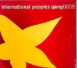 INTERNATIONAL PEOPLES GANG :  INTERNATIONAL PEOPLES GANG 0006  (EM:T)

Sinestesia, rimescolamento dei sensi: assaporare ritmi e vedere suoni. Capacit geniale o frutto di un incontro con funghi psichedelici o acido lisergico: ora disponibile per tutti grazie alla International Peoples Gang, di nuovo alla ribalta delle scene ad anni di distanza dal loro album d'esordio per la defunta em:t ora Time Recording. Dal loro rifugio di Sheffield, Martin Watson e Ric Peet distillano concetti sonori gettandoli nello spazio vuoto fino ad intravedere immagini astratte che prendono forma per vivere di vita propria. International Peoples Gang 0006 combina un dub caldo ed organico a forme classiche, elementi folk a chitarre fuzz, manipolazioni vocali a sperimentazione elettronica. Un album che ha iniziato a prendere forma tre anni fa e che, come un arbusto di magnolia, dopo continue cure lentamente rivela la sua bellezza ed i suoi segreti. Anche se caldo e confortevole, sull'album incombe una splendida aria minacciosa come se ci si dovesse aspettare l'inaspettabile: International Peoples Gang 0006 ti invita a sederti comodamente sulla tua poltrona preferita ma, attento!, non  detto che le mura della parete non inizino a sciogliersi o che il pavimento improvvisamente prenda vita...  Sinfonie nascoste nella sinfonia, calmi interludi e momenti di piacere puro: idee che diventano un'opera musicale. Dallo studio nella foresta di Nottingham, come sempre casa em:t ci propone un album di rara bellezza.