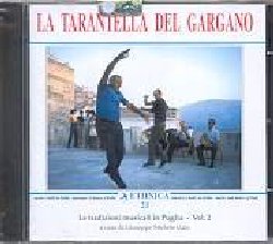 VARIOUS :  LA TARANTELLA DEL GARGANO  (ETHNICA)

Nella storia dell'etnomusicologia italiana Carpino, piccolo paese sul Gargano, evoca una specie di mito dalle sonorit antiche ed eccezionali. Melodie forse di origine araba o slava che scivolano anche sul quarto di tono e che vengono colorite con voci particolarissime, con il caratteristico suono della chitarra battente e della chitarra francese, delle castagnole e del tamburo. Oltre alle musiche della tradizione di Carpino, La Tarantella del Gargano presenta anche interessanti repertori di altri centri del Gargano. Oltre alla musica di matrice rurale l'album propone tarantelle, quadriglie, mazurke e valzer fiorato interpretate da liuteria di fascia artigiana (violino, mandolino e banjo) e registrate tra il 1980 ed il 1989. L'edizione  arricchita da un prezioso libretto di 24 pagine con dettagliate informazioni su quella che  unanimemente considerata una delle principali espressioni della tradizione musicale popolare italiana.