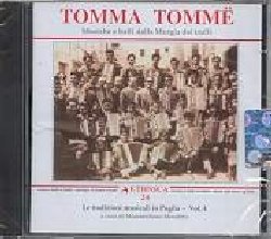 VARIOUS :  TOMMA TOMME  (ETHNICA)

Tomma Tomme raccoglie le differenti tecniche vocali e strumentali della musica da ballo che costituisce la principale forma espressiva della regione della Murgia dei Trulli, un'area culturalmente omogenea. La Murgia  un altopiano carsico nel centro delle Puglie fra le province di Bari, Brindisi e Taranto; il clima  mediterraneo, inverni miti e piovosi, estati secche e calde. La parte sud-occidentale dell'area, la Bassa Murgia,  rinomata per le tipiche costruzioni con il tetto a forma di cono, i trulli, e per questa regione  anche nota come Murgia dei Trulli. Queste costruzioni rurali, costruite con pietre piatte, senza cemento, erano utilizate non solo per esigenze abitative ma anche come rifugio per animali e rimessa di attrezzi agricoli. In quest'area, caratterizzata da un'alta densit di popolazione, la gente era usa riunirsi nelle case per le celebrazioni di eventi particolari con canti e danze. In queste feste la figura pi importante era 'u mest 'i ball', il maestro di ballo che guidava le danze: in genere si trattava del padrone di casa o del ballerino pi rispettato dalla comunit. Le danze era abitualmente accompagnate da un suonatore di organetto, un tamburello e dalle castagnole (nacchere) e la festa terminava abitualmente con una o pi quadriglie. Una parte consistente del repertorio della Murgia  costituito da canti a cappella, privi cio dell'accompagnamento strumentale. Alcuni canti sono polivocali (con due linee melodiche parallele) altri sono monodici. Lo stile polivocale  utilizzato principalmente per i canti di lavoro o a carattere religioso. La prima voce, 'cher ca pgghjev 'nnend' (quella che inizia il canto), esegue la linea melodica ed in genere esegue da sola la prima parte del verso; la seconda voce, 'men sop' o 'a suprene' (quella che va pi in alto, soprano), canta ad intervalli di terza o sesta. Le altre voci doppiano la prima, a volte, sbagliando, anche la seconda; i canti monodici sono in gran parte costituiti da canzoni d'amore, serenate, ninne-nanne e stornelli, piccoli brani lirici in genere improvvisati.