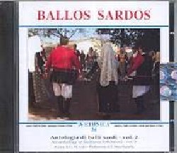 VARIOUS :  BALLOS SARDOS VOL. 2  (ETHNICA)

La Sardegna  senza dubbio la regione d'Italia che pi di altre ha conservato forme espressive e culturali della tradizione; infatti l'isola risulta essere, fra tutte le regioni europee, una delle aree pi ricche di musiche e di danze che sono ancora oggi fortemente radicate e percepite come patrimonio di propriet collettiva e locale. Da tempo questa consapevolezza ha trasformato tali manifestazioni in emblemi stessi della 'sardit', da viversi e mostrare. Le ragioni di questa tendenza alla conservazione e all'attaccamento alle proprie espressioni identitarie sono molteplici: le varie dominazioni esterne, l'abbandono dovuto anche alla scarsa considerazione che le potenze europee hanno dato alle risorse dell'isola e la prevalente economia chiusa e tendenzialmente di sussistenza a carattere agro-pastorale hanno prodotto un isolamento storico e un conseguente insularismo culturale. Certamente lo stato di conservazione non  omogeneo, vi sono aree pi conservative come la Barbagia o il Nuorese, ed altre pi dispersive e dinamiche, come la Gallura e il Campidano cagliaritano. Questa seconda antologia musicale del ballo sardo segue lo stesso criterio del primo cd: vuole offrire un panorama attento e scrupoloso delle specialit e delle variet tipologiche etnocoreutiche delle diverse aree della Sardegna, ma al tempo stesso, nello scandire i differenti balli, espone un ampio ventaglio di strumenti, di tecniche esecutive e di repertori della musica etnica dell'isola. Le registrazioni provengono da una investigazione pluridecennale svolta sul campo durante le feste paesane, l'indagine a casa dei suonatori, i festival dei gruppi folk, gli spuntini fra amici e le bevute in cantina. In musica e ballo i sardi eccellono di gran lunga anche sul piano tecnico ed esecutivo rispetto alle altre regioni: i livelli di eccellenza esecutiva, che normalmente raggiungono molti suonatori della tradizione sarda, dimostrano l'elevata vocazione e la dedizione che le popolazioni dell'isola hanno verso la musica e la danza: qualsiasi uso di strumento musicale viene portato a specializzazione estrema. Tale tendenza alla perfezione esecutiva deriva da vari fattori: innanzitutto dalla consuetudine di ritenere la musica e la danza un'espressione forte della sardit, cio dell'essere e del sentirsi individualmente e comunitariamente sardi; inoltre l'alta domanda di festa, di incontri pubblici e privati a base di musica e di ballo crea un rilevante mercato interno che permette ai pi validi suonatori di vivere di musica o ad avere in essa un solido supporto economico. Tale mercato della musica etnica crea inevitabilmente meccanismi di concorrenza, di ricerca di 'piazze' e spinge ad una elevazione di livelli tecnici, ad una specializzazione repertoriale e all'originalit espressiva, pur sempre dentro i parametri che la tradizione riconosce come suoi e quindi identificativi pur nella micro-trasformazione continua. Ma la balenta (abilit) dei sardi in queste espressioni fornisce anche gratificazione psicologica, emersione e prestigio nel gruppo sociale di appartenenza. C' diffusa consapevolezza di questa bravura, che si  trasformata da vari decenni in ostentazione e spettacolarizzazione di piazza; la Sardegna risponde al bisogno di ballo (ma anche di canto a poesia e di canto a chitarra) con la formazione di numerosi gruppi amatoriali o semiprofessionali ed una intensa programmazione spettacolare di sfilate in costume, di concerti e di festival di spettacoli folkloristici. Ballos Sardos vol. 2  l'occasione ideale per approfondire la conoscenza del pianeta musicale sardo.