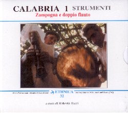 VARIOUS :  CALABRIA 1 - STRUMENTI  (ETHNICA)

Dedicato alle zampogne e ai doppi flauti calabresi, Calabria 1 - Strumenti  derivato da una felice esperienza di ricerca sul campo, condotta nell'estate del 1977 da Roberta Tucci: una campagna di registrazioni etnico-musicali, depositate in copia presso la Discoteca di Stato, oggi Istituto Centrale per i Beni Sonori ed Audiovisivi, con la denominazione di Raccolta 146M. Il disco conteneva una selezione delle registrazioni musicali, oltre a un nutrito apparato documentale, anche visivo, a un'analisi organologica e musicale, a una prima organizzazione classificatoria dei due principali aerofoni polifonici di tradizione agro-pastorale della regione. La pubblicazione di Calabria 1 - Strumenti ha messo in circolazione una quantit di dati di valore primario, riguardanti nomi e luoghi di suonatori e di costruttori, repertori, forme, stili musicali: tutto un mondo di tradizione orale di grande vitalit, che all'epoca era fondamentalmente sconosciuto e che  divenuto cos un patrimonio di conoscenze a disposizione di ricercatori e appassionati. Con questo volume si rende nuovamente fruibile tale documentazione, a distanza di oltre trent'anni, con uno sguardo arricchito dal racconto personale e dalla messa in luce delle teorie e delle pratiche che hanno guidato la ricerca sul campo e la successiva realizzazione discografica. Il volume contiene testi nuovi e testi rivisitati.  corredato da 39 fotografie e accompagnato da un cd con 17 brani musicali - due in pi rispetto ai quindici originariamente presenti nel Lp - tutti rimasterizzati secondo criteri tecnici pertinenti e riprodotti nelle loro originarie durate. Oltre a restituire l'intensit performativa di esecuzioni musicali ormai divenute storiche e a ricordare i nomi, i volti e le sonate di maestri della musica contadina oggi quasi tutti scomparsi, questo volume accompagna il lettore 'dietro le quinte' della ricerca etnomusicologica professionale, avvicinandolo a modalit e procedure derivate dalla consapevole applicazione della metodologia scientifica.