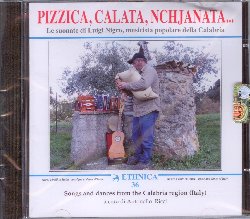 NIGRO LUIGI :  PIZZICA, CALATA, NCHJANATA...  (ETHNICA)

Nonostante la giovane et, Luigi Nigro rappresenta un esempio fuori dall'ordinario di appartenenza a un orizzonte culturale dell'oralit. Il suo sapere, la sua pratica lavorativa, la sua tecnica musicale e artigianale sono state apprese mediante una didattica bocca-orecchio, attraverso la mediazione del racconto, tramite l'osservazione, l'imitazione e l'ascolto di quanti, intorno a lui, in particolare suo nonno, svolgevano le diverse attivit, conducevano la propria vita. Luigi Nigro costruisce zampogne di tipo surdulina, il modello pi diffuso nel territorio a cavallo del massiccio del Pollino e prevalente nella provincia di Cosenza. Gli strumenti sono realizzati interamente a mano utilizzando accetta, coltello, trapano, sgorbia ad anello, carta vetrata. Il compact disc contiene 28 brani strumentali eseguiti con diverse misure e varianti di zampogna surdulina, con chitarra battente, con organetto a due e a quattro bassi, con flauto dritto, con armonica a bocca e, in alcuni casi, con l'accompagnamento di tamburello. Si aggiunge un brano cantato accompagnato con la chitarra battente. Il repertorio appartiene interamente all'ambito contadino-pastorale. Comprende un multiforme insieme di suonate da ballo, tarantelle, abballi, pizziche, polke, mazurche, insieme ad alcune suonate cerimoniali per il periodo natalizio. Una parte rilevante del repertorio  costituita da un'ampia e articolata serie di brani per zampogna direttamente collegati all'allevamento del bestiame. Luigi Nigro, pastore di capre di Amica, contrada di Rossano (Cs),  nato in Francia nel 1970 a Villiers le Bel, nei pressi di Parigi, dove i suoi genitori erano emigrati. Musicista, suona la zampogna surdulina (ciaramedda), la chitarra battente, il mandolino, l'organetto a due e a quattro bassi, il flauto dritto (frischiettu), il tamburello. Accorda campanacci per capre e pecore.  intagliatore di legno e abile costruttore di zampogne e di altri strumenti musicali, di collari per il bestiame, di bastoni che rifinisce con accurata precisione e decora con precise e delicate incisioni a punta di coltello. Tutta la sua famiglia  originaria di Longobucco, centro della Sila in provincia di Cosenza. Suo nonno paterno, Angelo Serafino, familiarmente chiamato Nicola, suo padre, Domenico, sono stati pastori di capre. Per un lungo periodo di tempo comprendente l'adolescenza e la giovinezza, Luigi Nigro ha vissuto in un'azienda della localit Castello, dove lavorava con suo padre, nel territorio comunale di Corigliano Calabro (Cs), al confine con i comuni di Terranova da Sibari, Acri, San Demetrio Corone, Santa Sofia d'Epiro, questi ultimi due di lingua e cultura calabro-albanese. Su tale vasto e culturalmente complesso territorio Luigi ha intrecciato intensamente la sua vita a quella di tanti altri pastori, mandriani, musicisti e cantori, costruttori di strumenti musicali, intagliatori e artigiani, recependone le competenze e arricchendo il suo bagaglio di saperi. Oggi Luigi Nigro  uno dei suonatori e costruttori di zampogne tra i pi conosciuti e apprezzati nel territorio della Sila Greca, fra la fiumara Trionto e il fiume Crati.