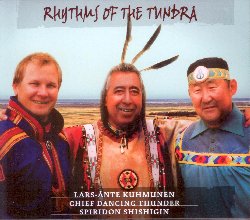 KUHMUNEN LARS-ANTE / SHISHIGIN SPIRIDON / CHIEF DANCING THUNDER :  RHYTHMS OF THE TUNDRA  (SINGING FROG)

L'idea di un album che riunisse le tradizioni musicali di Lars-Ante Kuhmunen, Spiridon Shishigin e Chief Dancing Thunder  nata con lo scopo di far conoscere al pubblico alcune culture musicali ancora poco note, ma estremamente interessanti. Lars-Ante Kuhmunen  un Sami che vive allevando renne a Rensjn, una piccola cittadina lappone in territorio svedese: la Lapponia o Sapmi,  la regione abitata dai Sami, geograficamente distribuita sul territorio di Norvegia, Svezia, Finlandia e Russia. Spiridon Shishigin proviene dalla regione di Yakutia, in Siberia, ed  un grande maestro di khomus, uno strumento a bocca simile al nostro scacciapensieri. Chief Dancing Thunder  il capo spirituale e maestro dell'antica pratica sciamanica della trib Susquehannock, originaria della Florida. Rhythms of the Tundra  la registrazione live di un concerto tenutosi in Germania, dove i tre musicisti hanno superato qualsiasi barriera per dare vita ad uno spettacolo a tutto tondo con ammalianti sonorit ataviche che si intrecciano a splendidi canti dalla forza ancestrale. Rhythms of the Tundra segna il felice incontro tra il canto sami joik, il khomus siberiano e le ipnotiche percussioni nativo-americane.