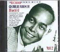 PARKER CHARLIE :  BIRD OF PARADISE VOL. 2  (JAZZ HOUR)

low-price - Co-fondatore insieme a Dizzy Gillespie del nuovo stile jazz poi definito bebop, Charlie Parker fu l'inventore del rivoluzionario stile di utilizzare alcuni degli accordi di noti standards come linea melodica, aggiungendo musiche originali che davano vita a nuovi brani che non suonano assolutamente come gli standards da cui erano stati originati. Insieme al primo volume, Bird of Paradise vol. 2 raccoglie una splendida selezione di brani nati in questo modo, dimostrando chiaramente il genio di uno delle principali figure della storia del jazz. Nato a Kansas City nel 1920, Charles Christopher 'Bird' Parker inizi a studiare musica a sette anni e gi a 15 anni si era fatto notare suonando il sax alto nell'orchestra del liceo: un anno pi tardi Charlie lasci la scuola per unirsi ad un collettivo di musicisti chiamato Local 627. Nel 1937 suonava a Kansas City con Jay McShann ed ebbe un figlio dalla sua prima moglie Rebecca; due anni pi tardi ebbe modo di suonare con il leggendario Dizzy Gillespie, un incontro che lo spinse a a 20 anni a lasciare Kansas City per New York dove passava da matrimonio a matrimonio e dall'alcol alla droga riuscendo nel contempo a suonare il suo sax alto con alcuni grandi come Earl 'Fatha' Hines, Cootie Williams, Billy Eckstine e Dizzy Gillespie. Parker era versatile, suonava meravigliosamente il sax alto ed il clarinetto ma poteva tranquillamente utilizzare qualsiasi strumento a fiato:  stato uno degli inventori del bebop, lo stile del jazz che si  affermato dopo il periodo swing delle big band. Nel 1945-46 la tossicodipendenza lo condusse al primo tentativo di suicidio seguito da sette mesi di cura presso il Camarillo State Hospital: riusc a venirne fuori e due anni dopo suonava con il nuovo gruppo a suo nome (anche composto da Miles Davis, Duke Jordan, Tommy Potter e Max Roach) ottenendo un enorme successo nella costa occidentale e soprattutto a New York, dove l'apertura del mitico Birdland nel 1949 immortal per sempre il suo nome ed il suo inimitabile stile. Furono gli anni pi fertili della carriera musicale di Charlie Parker finch nel 1951 la narcotici gli revoc la licenza di suonare nei locali pubblici costringendolo ad un periodo durissimo fino al ripristino della licenza (nel tardo '53). Quasi sempre senza ingaggi, pieno di debiti, con grossi problemi fisici e psicologici, nel 1954 tent il suicidio altre due volte fino a chiedere volontariamente il ricovero presso il Bellevue Hospital di New York. Sorprendentemente l'anno successivo, il 5 marzo 1955, calcava di nuovo le scene del Birdland anche se per il suo ultimo ingaggio: moriva infatti una settimana dopo il concerto per un infarto a cui il suo fisico indebolito affetto da cirrosi epatica e polmonite non aveva potuto resistere. L'ultimo saluto ad Harlem, NYC, prima della sepoltura nella natia Kansas City, che gli ha dedicato una scultura nello storico quartiere cittadino 18th and Vine District. In soli 34 anni di vita il genio di Charlie Parker ha apportato fondamentali innovazioni alla musica jazz, facendolo diventare uno degli astri del firmamento dell'improvvisazione.