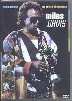 DAVIS MILES :  DVD / THE PRINCE OF DARKNESS  (IMMORTAL)

Queste intense ed imperdibili registrazioni dal vivo della leggenda del jazz e pioniere della tromba Miles Davis permettono di apprezzare l'innovativo stile, le armonie, la temerariet sonora ed i favolosi ritmi che sono stati il biglietto da visita del grande musicista nel corso dei vari decenni della sua carriera e delle sue diverse incarnazioni stilistiche. The Prince of Darkness propone cinque lunghi brani di cui due originali; c' anche una straordinaria cover della hit pop Time After Time di Cindy Lauper, registrata a Monaco alla fine degli anni '80 ed interpretata da un settetto mozzafiato con Kenny Garrett che sfoggia la sua abilit con virtuosi solo al sax, Joseph McCreary alla chitarra, Ricky Wellman alla batteria e Marilyn Mazur alle percussioni. Il programma si sofferma poi sul suo memorabile concerto del 1970 nell'isola di Wight, accompagnato da luminari del jazz come Keith Jarrett, Chick Corea e Dave Holland, dove si raggiungono vette elevatissime. In tutto il dvd la purezza della tromba di Miles si riconosce all'istante: a volte fragile, a volte tagliente ci ricorda sempre l'anima di uno dei pi grandi jazzisti di tutti i tempi. Track list: Hannibal - Code M.D. - Jean Pierre - Time After Time - Call it Anything.