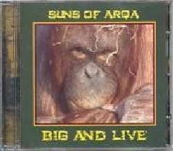 SUNS OF ARQA :  BIG AND LIVE  (ARKA)

Nata dalle ceneri della pionieristica etichetta 4D Rhythms fondata da Adrian Sherwood e Wadada, casa Arka riparte dopo le difficolt economiche causate dalla scomparsa di una lunga serie di distributori specializzati ed inizia alla grande con un album dei mitici Suns of Arqa, registrato 100% dal vivo senza overdubs. Big and Live dimostra la forza di uno dei gruppi storici della scena world beat, pionieri ed ineguagliabili maestri. Dal loro esordio del 1979 Revenge of the Mozabites, con i loro 28 album, i Suns of Arqa sono stati i precursori che hanno permesso ad Afro Celts di avere una piattaforma etnica su cui ricamare le loro contaminazioni, senza dubbio i veri pionieri della cosiddetta global fusion. Big and Live  il ritorno alle sonorit organiche degli anni '70 miscelate a dub ed ai magici grooves indostani: se pensi di conoscere la musica e non hai mai ascoltato i Suns of Arqa, sar meglio fare una full immersion in questo e negli altri album della prolifica formazione capitanata da Wadada. Le loro collaborazioni con 808 State e Guy Called Gerald hanno dato vita alla acid house che si  poi trasformata in jungle e drum'n'bass: le loro registrazioni sono state remixate da Youth ed Alex Paterson degli Orb, Zion Train e John Leckie (producer di Stone Roses e Radiohead)... c' qualcosa di grosso nell'aria per le prossime uscite? Come sempre un successo.