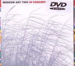 MOSCOW ART TRIO :  DVD / IN CONCERT  (JARO)

Il Moscow Art trio  una delle formazioni pi interessanti dell'attuale panorama new jazz: Mikhail Alperin, Sergey Starostin e Arkady Shilkloper abbattono i limiti stilistici che separano convenzionalmente jazz, folk e musica classica, dando vita ad un mix multiculturale che fonde ed amalgama diversi generi musicali. Il dvd Live in Concert propone la registrazione effettuata da un'emittente televisiva polacca del concerto che ha avuto luogo in occasione del XXV Kalicz Piano Festival, in Polonia nel 1998. Nelle immagini riprese il trio mostra tutto il suo entusiasmo ed un umorismo molto accentuato dalle espressioni facciali e dal linguaggio del corpo dei tre musicisti. Oltre al concerto di ottanta minuti, Live in Concert presenta anche una lunga intervista ai tre artisti, registrata a Mosca all'inizio dell'estate del 2006. Tra i brani presentati ci sono i classici del Moscow Art Trio che furono suonati anche nel leggendario album Hamburg Concert. Alperin (piano, melodica e voce), Starostin (clarinetto, ancia, voce) e Shilkloper (corno francese, flicorno e voce) regalano al pubblico uno spettacolo davvero indimenticabile.