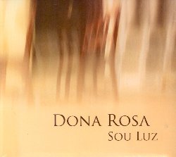 DONA ROSA :  SOU LUZ  (JARO)

Nel 1999 una societ di produzione aveva bisogno di un cantante portoghese di fado per una produzione televisiva austriaca da registrare a Marrakesh. Il direttore musicale del programma, il noto artista e impresario viennese Andr Heller, aveva una particolare cantante in mente: molti anni prima, aveva sentito una cantante cieca di strada, una donna la cui voce lo aveva commosso cos profondamente che si era fissata nella sua memoria da allora. La ricerca fu un lavoro difficile, da detective, ma alla fine la donna fu trovata, il suo nome era Dona Rosa. Nata nel 1957 da una famiglia povera, Dona Rosa  diventata cieca all'eta di quattro anni a causa di un grave caso di meningite. Diventata maggiorenne ha lasciato la sua famiglia e si  unita ad altri ciechi mendicanti imparando rapidamente a guadagnarsi da vivere nelle strade di Lisbona. La sua splendida voce  diventata il suo mezzo di sostentamento e ben presto Dona Rosa  diventata una protagonista dei vicoli di Lisbona, finch l'incontro nel 1999 con Andr Heller non l'ha portata alla ribalta internazionale. Sou Luz, il suo ultimo cd, mette in luce la sua voce straordinaria sostenuta da ricchi arrangiamenti strumentali. Brani toccanti come Beija Flor e Lago de Ontem sono stati scritti dai fratelli Raul e Jos Abreu. Mentre Raul  stato per molti anni fedele accompagnatore di Dona Rosa come chitarrista e compositore, Jos  l'autore dei testi. Ballate meravigliose come Asa de Anjo e Retrato, con i loro struggenti arrangiamenti orchestrali, sono tra le gemme di questo cd.