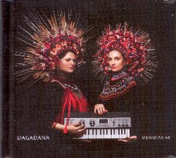 DAGADANA :  MERIDIAN 68  (JARO)

Dagadana sono quattro eccellenti musicisti polacchi ed ucraini che hanno tenuto pi di 400 concerti con tappe sia in Polonia che in Germania, Francia, Austria, Brasile, Cina, Svezia ed Inghilterra. Dopo i primi tre album che hanno ricevuto critiche molto positive e vinto molti premi al prestigioso concorso polacco Fryderyk, i Dagadana sono tornati con il loro nuovissimo album Meridian 68, registrato durante un loro viaggio a Pechino, in Cina. La formazione, che fino a questo momento si era divertita a mescolare elementi appartenenti a jazz, elettronica e world music, per il suo nuovo disco ha scelto un'anima fortemente folk, con brani di musica popolare delle regioni polacche di Kurpie e Wielkopolska, alcune canzoni tradizionali ucraine, oltre ad un pezzo registrato in cinese con la collaborazione di una band incontrata durante il soggiorno a Pechino. L'esperienza cinese viene ricordata nel titolo dell'album: il meridiano 68 si trova esattamente a met strada tra la citt polacca di Czestochowa e Pechino, proprio dove sono state fatte le registrazioni. Con la copertina e le illustrazioni del libretto create dell'artista ucraino Olya Kravchenko, Meridian 68  un album che non conosce confini a dimostrazione che nella musica non esistono barriere di alcun tipo.