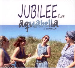 AQUABELLA :  JUBILEE LIVE - A CAPPELLA  (JARO)

Aquabella  un ensemble vocale berlinese tutto al femminile che si  fatto apprezzare con le sue suggestive interpretazioni a cappella di brani appartenenti a diverse tradizioni musicali del mondo. In occasione del loro 20 anniversario, le Aquabella hanno deciso di festeggiare a modo loro: offrendo al pubblico Jubilee Live - A Cappella, una splendida selezione di ballate, inni e canzoni popolari, interpretate dalle favolose vocaliste nei concerti degli ultimi sei anni, oltre ad alcune delle loro primissime registrazioni. Questa straordinaria produzione aveva bisogno di un ospite speciale: ecco dunque che al loro fianco le sette vocaliste, tutte riunite per l'occasione, mentre durante i concerti si esibiscono sempre in formazione quartetto, hanno voluto il cantante egiziano Nasser Kilada che canta e suona le percussioni nei brani Lamma Bada Yatathanna e Aicha. Insieme al talentuoso percussionista berlinese Axel Meier, in Jubilee Live - A Cappella le Aquabella offrono un album che entusiasmer l'ascoltatore con i suoi raffinati arrangiamenti e con il suo irresistibile mix multietnico.