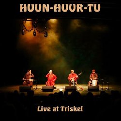 HUUN-HUUR-TU :  LIVE AT TRISKEL  (JARO)

La formazione Huun-Huur-Tu, originaria della repubblica di Tuva nella Federazione Russa,  diventata famosa per la sua straordinaria tecnica vocale che prevede la creazione con la voce di due o tre suoni contemporaneamente, una pratica che si tramanda di padre in figlio e tipica di queste zone. Il quartetto ha il merito di aver avvicinato il grande pubblico a questa lontana cultura, soprattutto i pi giovani: un video su youtube della formazione ha avuto oltre 5 milioni di visualizzazioni in tutto il mondo e anche in Italia i loro frequenti concerti sono sempre esauriti. Il doppio vinile di casa Jaro, propone la registrazione del concerto live del leggendario concerto che la formazione ha tenuto nella Triskel Christchurch di Cork, in Irlanda, nel marzo del 2018. Con tutte canzoni tradizionali, splendidamente arrangiate da Huun-Huur-Tu, Live at Triskel  un disco davvero da non perdere!