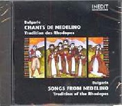 VARIOUS :  BULGARIA - SONGS FROM NEDELINO / TRADITION OF THE RHODOPES  (INEDIT)

Nedelino  una piccola cittadina dei monti Rodopi, nella parte meridionale della Bulgaria. Questa regione, con un'economia basata essenzialmente sulla coltivazione di patata e tabacco,  famosa per la sua cultura canora, tradizionalmente al femminile. Le giovani iniziano a cantare ad otto anni circa ed usano la musica per conquistare il proprio amato mentre dopo il matrimonio viene loro proibito di cantare di fronte a uomini non appartenenti alla famiglia. Le donne devono sapere come si canta, altrimenti non possono esprimere i propri pensieri agli uomini che amano ed ogni madre trasmette questa tradizione alle figlie. Bulgaria - Songs from Nedelino / Tradition of the Rhodopes propone una ricca selezioni di canzoni di seduzione, brani storici, musiche per danze, brani divertenti e nostalgici, cantati a cappella o con il solo accompagnamento di alcune zampogne dalle sei migliori cantanti di Nedelino. Le canzoni d'amore, utilizzate dalle donne per arrivare al cuore dell'amato, sono solitamente cantate in una piccola piazza, punto d'incontro dei giovani della citt. I canti d'amore, veri strumenti di seduzione, sono sempre formati da due voci. Lo stile canoro di Nedelino non ha eguali nelle altre regioni dei Balcani: ci che lo contraddistingue  la linea melodica della seconda parte che, seguendo il generale movimento melodico della parte principale, usa movimenti disgiunti che creano continue dissonanze (intervalli di un secondo) che rendono il ritmo particolarmente affascinante. Bulgaria - Songs from Nedelino / Tradition of the Rhodopes propone una realt musicale poco conosciuta che trasporta l'acoltatore nel cuore della tradizione bulgara. Il ricco libretto allegato all'album offre esaustive informazioni sulla citt di Nedelino e la sua cultura musicale.