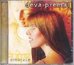 DEVA PREMAL :  EMBRACE  (MEDIAL)

Dopo l'enorme successo mondiale dei suoi primi album Deva Premal cattura ancora una volta la rara semplicit� e la bellezza della verit�, condividendo la forza dei mantra insieme ad alcuni dei pi� famosi musicisti della scena attuale. Embrace � prodotto da Miten e dal mago delle tastiere Kit Walker (ha suonato con Kitaro, Walela, Pagan Love Orchestra) e propone meravigliosi timbri e dinamiche grazie all'apporto di eccellenti musicisti come Jai Uttal, il nepalese Manose (flauto di bamb�), Ty Burhoe (suonatore di tabla allievo prediletto di Zakir Hussein) e Marquinho Brasil (percussioni tribali provenienti da tutto il pianeta) capaci di intessere meravigliosi tappeti sonori su cui la voce della Premal si pu� dolcemente distendere. Una voce davvero originale nel panorama della musica indiana tanto da poter dire che fra Deva Premal ed i mantra sanscriti c'� lo stesso rapporto che collega Enya alla musica celtica: una voce leggera ma carica di sentimento, eterea ed atmosferica ma capace di penetrare nel pi� profondo del cuore, che si accompagna ad una musica facile e dolce per le orecchie ma spiritualmente provocatoria. Aggiungi un duetto con Jai Uttal (Om Ram Ramaya) per ottenere un album capace con un semplice ascolto di dare una ripulita ai chakra anche del pi� ostinato yoga-fobico.