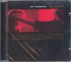 HANRAHAN KIP :  TENDERNESS  (YELLOWBIRD)

mid-price - Dall'eclettica e variegata discografia del percussionista e produttore americano Kip Hanrahan casa Yellowbird, etichetta fondata dallo stesso Hanrahan, ripropone oggi Tenderness, album del 1993. Tenderness approfondisce tutti quei temi che hanno sempre affascinato Kip Hanrahan: ritmi roventi, arrangiamenti sensuali e testi poetici incastonati in ambientazioni drammatiche. Tenderness non solo miscela percussioni tropicali e atmosfere jazz con risultati sorprendenti, ma crea un nuovo linguaggio musicale sfruttando appieno le straordinarie doti dei tanti musicisti che vi partecipano. Nell'album si possono infatti ritrovare artisti del calibro di Diahnne Abbott, Carmen Lundy, Lucy Penebaz, Fernando Saunders, Robbie Ameen, Andy Gonzalez, Giovanni Hidalgo, Leo Nocentelli, Don Pullen, Alfredo Triff, Chocolate Armanteros, Chico Freeman, Milton Cardona, Richie Flores, Ignacio Berroa, Andrew Cyrille, Marvin Smith, Cecilia Engelhardt. Una menzione particolare merita poi Sting, il cantante e bassista inglese, che partecipa a questo album dimostrando tutta la sua ammirazione per il lavoro e la musica di Kip Hanrahan.