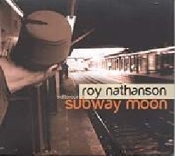 NATHANSON ROY :  SUBWAY MOON  (YELLOWBIRD)

Roy Nathanson  un artista eclettico, noto nelle vesti di sassofonista, compositore, bandleader, attore e poeta. La sua carriera  iniziata a met degli anni '70, suonando con luminari del r&b come Shirley Alston delle Shirelles, Charles Earland, Lounge Lizards o i Jazz Passengers, che lo stesso Nathanson ha co-fondato con Curtis Fowlkes nel 1987. Oltre ad essere il principale compositore per le sue band, Nathanson ha scritto canzoni per Elvis Costello, Jeff Buckley, Deborah Harry, Jimmy Scott, e molti altri. Questo suo nuovo lavoro, Subway Moon, lo vede accompagnato dalla sua nuova ensemble Sotto Voce e da alcuni membri dei Jazz Passengers. Il trombone di Curtis Fowlkes, il basso di Brad Jones, la voce di Tim Kiah, il violino di Sam Bardfeld, il vibrafono di Bill Ware, le tastiere di Hugo Dwyer, il sax di Sean Sondregger, la tuba di Marcus Rojas, la voce di Napoleon Maddox, oltre naturalmente al sax dello stesso Nathanson, danno vita a un groove travolgente che si alterna a momenti parlati in cui Nathanson legge alcuni versi tratti dal suo recente libro di poesie.