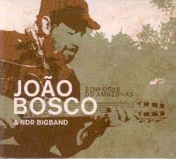 BOSCO JOAO / NDR BIG BAND :  SENHORAS DO AMAZONAS  (YELLOWBIRD)

Il leggendario compositore, cantante e chitarrista Joao Bosco  una delle figure principali della MPB (Musica Popular Brasileira). Ammirato come vocalist versatile e musicista impeccabile, Joao Bosco si  affermato grazie alla sua singolare fusione di cultura araba, musica afro-americana e bossa nova brasiliana influenzata dal jazz americano. Ha iniziato a suonare la chitarra a 12 anni, ma solo anni dopo, quando studiava ingegneria a Ouro Preto, ha scoperto il jazz, la bossa nova e il tropicalismo. Uno dei suoi colleghi e amici, Vinicius de Moraes, lo ha incoraggiato a trasferirsi a Rio de Janeiro ed insieme hanno scritto brani di successo come Rosa dos Ventos, Samba do Pouso e O Mergulhador. Bosco ha anche scritto diverse canzoni con Aldir Blanc. Questi brani sono stati registrati dalla cantante Elis Regina, che li ha trasformati in classici della BPM, come Mestre-sala dos Mares, Dois pra L, Dois pra C e O Bebado e a Equilibrista. Nel corso di tutta la sua carriera musicale, Bosco ha cercato nuovi modi per soddisfare la sua curiosit musicale, mettere alla prova il suo talento e trovare nuovi stimoli per le sue composizioni. Il jazz  solo una delle tante influenze sul lavoro di Bosco, che  ricco di elementi africani e cubani, ed in cui risuonano le sue radici arabe, l'amore del padre per la samba e anche la musica sacra della sua fanciullezza a Ponte Nova. Questa sua collaborazione con la NDR Big Band offre un nuova sfaccettatura della sua musica proponendo ritmi brasiliani arricchiti dalla potente energia di una delle migliori big bands europee. Frutto di questa collaborazione  l'album Senhoras do Amazonas che offre la possibilit al pubblico europeo di riscoprire uno dei grandi interpreti della musica brasiliana contemporanea.