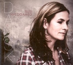 HYLDGAARD SUSI :  DANSK  (YELLOWBIRD)

Dopo l'album It's Love We Need, dove si poteva ascoltare la sua voce affiancata dagli straordinari arrangiamenti per big band creati da Roy Nathanson e Bill Ware, la cantante Susi Hyldgaard ritorna alla dimensione intima del trio con il suo nuovo album intitolato Dansk. In questo album si fondono il jazz, il pop e l'elettronica, con melodie morbide e avvolgenti come la voce di Susi Hyldgaard. Grande forza comunicativa, arrangiamenti curati e testi intelligenti scritti con attenzione e passione, sono gli elementi di base di questo album, il tutto condito con una musicalit e un gusto unico. Dansk  una riflessione sulla vita in un paese molto piccolo. La registrazione dell'album  durata due anni ed  avvenuta, almeno in parte, nello studio casalingo di Susi Hyldgaard. I musicisti sono stati coinvolti sia singolarmente che con la band al completo. La lunga lavorazione ha fatto s che l'album fosse frutto di continui aggiustamenti e sperimentazioni, spesso avvenute dal vivo di fronte ai diversi pubblici di tutta Europa. Non  un caso quindi che le canzoni che compongono questo album siano scritte e cantate in quattro lingue diverse.