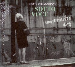 NATHANSON ROY :  COMPLICATED DAY  (YELLOWBIRD)

Roy Nathanson  un artista eclettico, noto nelle vesti di sassofonista, compositore, band leader, ma anche attore e poeta. La sua carriera  iniziata a met degli anni '70, suonando con luminari del r&b come Shirley Alston delle Shirelles, Charles Earland e Lounge Lizards, prima di fondare i Jazz Passengers nel 1987. Oltre ad essere il principale compositore per le sue band, Nathanson ha scritto canzoni per Elvis Costello, Jeff Buckley, Deborah Harry, Jimmy Scott, e molti altri. In questo suo nuovo lavoro Nathanson  nuovamente alla guida della band Sotto Voce, con cui aveva gi presentato l'album Subway Moon. Il gruppo  composto da Curtis Fowlkes al trombone, Tim Kiah al basso, Jerome Harris alla chitarra, Napoleon Maddox beatbox e Sam Bardfeld al violino, inoltre tutti i membri del gruppo collaborano ai cori e quasi tutti cantano su una traccia dell'album. In Complicated Day Nathanson si confronta infatti con un nuovo territorio musicale reinterpretando la struttua della canzone tradizionale, proponendo otto brani originali e due cover (Do Your Thing di Isaac Hayes e I Can See Clearly Now di Johnny Nash).