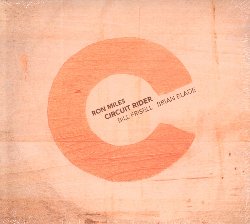 MILES RON / FRISELL BILL / BLADE BRIAN :  CIRCUIT RIDER  (YELLOWBIRD)

L'album intitolato Circuit Rider rappresenta il secondo lavoro del trio formato dal trombettista Ron Miles, dal chitarrista Bill Frisell e dal batteria Brian Blade. Nata da una lunga e intensa collaborazione, la profonda intesa tra il trombettista Ron Miles e il chitarrista Bill Frisell  ampiamente documentata da una serie di registrazioni di Frisell e dal loro album di debutto in duo del 2002 intitolato Heaven. Successivamente affiancati dal batterista Brian Blade, i due hanno collaborato tra il 2010 e il 2011 sotto la guida di Ron per una serie di concerti a Denver e Boulder. Da quell'esperienza  nato questo trio che ha gi pubblicato nel 2012 l'album Quiver. In questo nuovo lavoro si affina ulteriormente la chimica del gruppo e, dal punto di vista musicale, vengono analizzate pi a fondo suggestioni gi presenti in altri lavori di Frisell, in particolare per quanto riguarda il dialogo tra jazz e tradizione folkloristica americana.