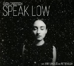 CADOTSCH LUCIA :  SPEAK LOW  (YELLOWBIRD)

Fin da giovanissima la cantante jazz svizzera Lucia Cadotsch si  avvicinata al canto e al pianoforte. Ha studiato canto jazz presso l'Universit delle Arti di Berlino e presso il Conservatorio di Copenaghen. Dopo aver suonato per anni nel pluripremiato gruppo Schneeweiss + Rosenrot la cantante Lucia Cadotsch e il bassista Petter Eldh (Django Bates Trio, Starlight, Killing Pap) hanno fondato una nuova band con il sassofonista tenore Otis Sandsj (Farvel, Gothenburg Gajdos). Il Lucia Cadotsch Trio ha presentato in anteprima Speak Low al Festival Kollektiv di Berlino (2015). Un tempo era diverso. C' stato un tempo prima che si potesse amplificare il suono con l'elettricit, prima che lo si potesse intrappolare per conservarlo nel tempo e trasportarlo nello spazio. Questo  il cuore di Speak Low. Mantenere il suono semplice e crudo dietro un velo ancestrale. Tre voci, dirette ed ostinate, reggono le composizioni. Le frequenze di ieri risuonano ancora, il futuro  adesso.