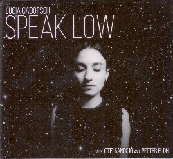 CADOTSCH LUCIA :  SPEAK LOW  (YELLOWBIRD)

Fin da giovanissima la cantante jazz svizzera Lucia Cadotsch si  avvicinata al canto e al pianoforte. Ha studiato canto jazz presso l'Universit delle Arti di Berlino e presso il Conservatorio di Copenaghen. Dopo aver suonato per anni nel pluripremiato gruppo Schneeweiss + Rosenrot la cantante Lucia Cadotsch e il bassista Petter Eldh (Django Bates Trio, Starlight, Killing Pap) hanno fondato una nuova band con il sassofonista tenore Otis Sandsj (Farvel, Gothenburg Gajdos). Il Lucia Cadotsch Trio ha presentato in anteprima Speak Low al Festival Kollektiv di Berlino (2015). Un tempo era diverso. C' stato un tempo prima che si potesse amplificare il suono con l'elettricit, prima che lo si potesse intrappolare per conservarlo nel tempo e trasportarlo nello spazio. Questo  il cuore di Speak Low. Mantenere il suono semplice e crudo dietro un velo ancestrale. Tre voci, dirette ed ostinate, reggono le composizioni. Le frequenze di ieri risuonano ancora, il futuro  adesso.