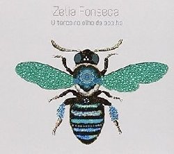 FONSECA ZELIA :  O TERCEIRO OLHO DA ABELHA  (YELLOWBIRD)

Rosanna Tavares e Zelia Fonseca sono diventate amiche nel 1973. Hanno iniziato a scrivere canzoni insieme, tenuto concerti e infine si sono trasferite dal loro paese d'origine, il Brasile, per arrivare in Portogallo con appena 200 dollari in tasca. Passando per la Finlandia sono approdate in Germania nel 1989, iniziando una carriera di successo come Rosanna & Zelia e pubblicando 4 cd. Utilizzando elementi musicali del Brasile cos come altre tradizioni, le loro canzoni hanno ricevuto recensioni entusiastiche. Hanno fatto tour in Europa, Canada e Asia e condiviso il palco con Compay Segundo, John Mclaughlin, George Benson, Djavan, Joe Zawinul, Maria Joao e molti altri. Ma la storia di Rosanna & Zelia  nell'ottobre del 2006, quando Rosanna Tavares  morta dopo una lunga lotta contro il cancro. La morte di Rosanna  stata una esperienza molto pesante - afferma Zelia Fonseca - ma da quella vicenda mi  arrivata unincredibile forza creativa al fine di continuare il lavoro che entrambe avevamo amato tanto. Non ho mai voluto smettere di fare musica o comporre. Zelia Fonseca  riuscita a modificare l'estetica del duo e a riadattarla al suo stile di canto. Grazie allla sua chitarra, al suo gusto per le ballate e alla sua voce calda e inconfondibile, ognuna delle nuove canzoni cattura l'orecchio dell'ascoltatore rapidamente. Tra i numerosi musicisti coinvolti nel progetto ci sono il polistrumentista Marcio Tubino (Gismonti, Zawinul), la batterista Angela Frontera (Airto Moreira, Lou Bega) e il chitarrista Kosho (Xavier Naidoo).