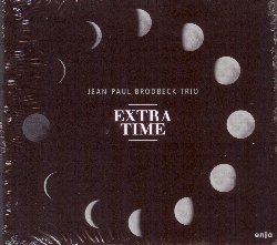 BRODBECK JEAN-PAUL :  EXTRA TIME  (YELLOWBIRD)

Il pianista classico Jean-Paul Brodbeck  considerato una delle figure pi importanti non solo della scena jazz svizzera, suo paese di provenienza, ma soprattutto di quella internazionale. Con una gavetta che lo ha visto prendere parte a svariate formazioni, Brodbeck ha sviluppato negli anni uno stile molto personale di suonare il pianoforte caratterizzato da un forte legame con la tradizione jazz, da suggestivi elementi romantici e da una profonda sensibilit. Dopo un periodo di intenso lavoro con grandi musicisti come Johannes Enders, Wolfgang Muthspiel, Billy Hart ed Andy Scherrer e con 8 album come band leader all'attivo, nel 2015 Brodbeck ha fondato il suo trio di cui fanno parte il talentuoso giovane bassista Lukas Traxel ed il virtuoso del ritmo Claudio Struby. Attraverso gli splendidi originali dello stesso Brodbeck e le interpretazioni di alcuni standard jazz, in Extra Time i tre talentuosi musicisti celebrano l'arte come apertura, senza confini prestabiliti, ma solo limiti da superare e donano al trio con pianoforte un aspetto pi fresco e moderno. Nelle interessanti note del libretto di Extra Time il musicista Florian Keller scrive:  I tre amici distillano le loro essenze musicali in contrapposizione con i fondamentali della tradizione jazz, superando cio il puro tradizionalismo attraverso la brillante sensibilit pop delle proprie canzoni. Con il suono moderno e raffinato del trio, i musicisti amalgamano le forze centrifughe del romanticismo classico e quelle del groove anni '70, dando vita ad un corpo sonoro che si muove elegantemente attraverso vari scenari musicali. Questo trio  un organismo musicale che sfida la forza di gravit dello schematismo, vagando leggero negli ampi spazi aperti della ballata, per poi librarsi alto con la stessa disinvoltura attraverso paesaggi groove dai contorni netti.