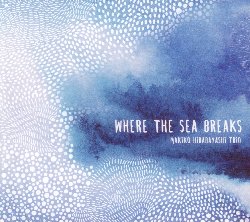 HIRABAYASHI MAKIKO :  WHERE THE SEA BREAKS  (YELLOWBIRD)

Ci sono molti raffinati pianisti in Giappone, ma come nessun altro Makiko Hirabayashi  capace di comunicare all'ascoltatore la grandezza dell'universo musicale, un cosmo fatto di emozioni segrete che si trasformano in paesaggi sonori e raccontano la complessit della vita umana. La musica di Hirabayashi si confronta con quel legame profondo che unisce l'uomo ed il mondo circostante. Originaria di Tokio, Makiko cresce a Hong Kong per poi trasferirsi a Boston dove intraprende una rigorosa formazione in ambito jazz. Nel 1990 giunge in Danimarca, dove tuttora risiede e dove accresce le proprie conoscenze musicali grazie al fermento artistico della copiosa comunit musicale scandinava. Con queste esperienze alle spalle, Makiko intraprende una carriera professionale senza restrizioni che comprende anche collaborazioni con grandi musicisti come Enrico Rava e Jakob Buchanan, diventando un esempio perfetto di musicista e compositrice cosmopolita dell'odierno ambiente jazzistico internazionale. Where the Sea Breaks, nuovo progetto della pianista, propone tutti originali scritti da Makiko Hirabayashi e Marilyn Mazur, oltre ad alcune tracce improvvisate da tutto il gruppo che, oltre a Hirabayashi (pianoforte) e Mazur (batteria, percussioni) comprende anche Klavs Hovman (basso) e Jakob Buchanan (tromba, flicorno). Le stringate melodie delle composizioni svolazzano come se fossero esposte al vento e, in questa atmosfera fluttuante, amplificata dall'intervento di voce e flicorno, i musicisti aprono un dialogo musicale con il mondo circostante. Premiato in Giappone per l'alta qualit delle sue registrazioni, con Where the Sea Breaks l'affiatato trio di Makiko Hirabayashi riconferma ancora una volta la sua straordinaria capacit di immortalare la bellezza di certi delicati dettagli, dimostrando di avere una creativit dinamica capace di osservare l'uomo ed il mondo da prospettive sempre diverse.