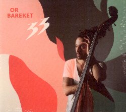 BAREKET OR :  33  (YELLOWBIRD)

Nato a Gerusalemme e cresciuto a Buenos-Aires e Tel-Aviv, Or Bareket � attualmente uno dei bassisti pi� richiesti e versatili della scena jazz newyorkese. Vincitore del primo premio al concorso jazz del 2011 promosso dall'International Society of Bassists, Bareket ha uno stile fortemente contaminato in cui l'improvvisazione presenta elementi tipici del folklore dei paesi mediterranei, di quelli latino-americani e nord-africani, oltre che della tradizione jazz americana. Da quando nel 2010 si � trasferito a New York, Bareket si � esibito in tutto il mondo al fianco di grandi artisti come Jeff Ballard, Anat Cohen, Gilad Hekselman, Peter Bernstein, Hamilton De Holanda, Cyrille Aimee, Jesse Davis, Oded Tzur, Mike Moreno, James Francies e tanti altri ancora. Or � allievo della New School for Jazz and Contemporary Music, ha vinto la borsa di studio dell'America-Israel Cultural Foundation e la Eubie Blake Fellowship. Ha partecipato al programma Jazz Ahead della cantante Betty Carter al Kennedy Center ed ha frequentato un workshop organizzato dal The Steans Institute Ravinia, oltre al Banff Workshop for Jazz e Creative Music. Al fianco di Shachar Elnatan (chitarra), Nitai Hershkovits (pianoforte, tastiere), Daniel Dor (batteria), Camila Meza (voce e chitarra in Zamba de Argamonte e Tzafonah) ed Eden Bareket (sax baritono in Yarkan), Or Bareket (basso) presenta il suo ultimo album intitolato 33. Con una track list fatta di 10 brani, alcuni dei quali composti dal bassista stesso, 33 � un disco ambizioso che celebra i 33 anni di un artista di cui sentiremo ancora molto parlare.