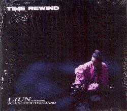 LIUN + THE SCIENCE FICTION BAND :  TIME REWIND  (YELLOWBIRD)

Si leggeva qualche tempo fa sul Guardian: Ricordate il nome Lucia Cadotsch, se ne sentir molto parlare!. Affiancata dal sassofonista e compositore berlinese Wanja Slavin, definito dalla Sueddeutsche Zeitung un artista 'tra genio e pazzia', con il progetto Liun + The Science Fiction Band la cantante svizzera inaugura un nuovo capitolo della sua carriera musicale fatto di musica urbana con ritmi oscuri, sintetizzatori abbaglianti e riff pulsanti. Gli arrangiamenti orchestrali multistrato di Slavin sono volutamente in contrasto con la voce schietta e traslucida di Lucia Cadotsch che spezza il disordine. Il risultato  un'espressione artistica contemporanea che mescola il mondo analogico e quello digitale, dando vita ad un universo fantasmagorico che riflette l'essere moderno come un'assurda e meravigliosa combinazione di elementi naturali e virtuali. Tutto ebbe inizio nel 2012 in una capanna isolata nelle foreste del Brandeburgo, nell'anno in cui il mondo doveva finire: la coppia trascorse tre mesi a scrivere canzoni e guardare film splatter, in attesa dell'apocalisse. Purtroppo non  successo nulla di eccitante, ma le registrazioni effettuate in questo periodo hanno spinto il duo verso nuovi territori sonori. Per dare vita ad un album Cadotsch e Slavin si misero alla ricerca di una band adeguata, ma non trovandola hanno deciso di registrare una band 'immaginaria' in cui Wanja ha assunto molti ruoli e suonato diversi strumenti al fine di ottenere un suono progressivo ed orchestrale. Time Rewind  un disco che ancora una volta prova l'incontenibile creativit di un duo davvero unico nel suo genere.