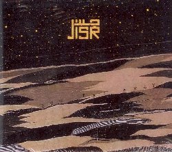 JISR :  TOO FAR AWAY  (YELLOWBIRD)

Il nuovo album della band multietnica Jisr, Too Far Away,  un accattivante affresco sonoro che comprende diversi stili e generi musicali: musica classica araba e grooves gnawa, rock, jazz, suggestioni balcaniche, tango e flamenco andaluso. Too Far Away  un'istantanea etnografica della scena musicale multiculturale che abbatte le barriere tra i generi e lascia libero sfogo all'immaginazione, un disco suonato in modo non convenzionale e con un grande desiderio di apertura nei confronti di mondi sonori meno conosciuti. Jisr  stata fondata dal musicista marocchino Mohcine Ramdan (sintir) ed  formata tra gli altri da Roman Bunka (oud, chitarra), ritenuto uno dei pi importanti interpreti di oud al di fuori del mondo arabo, Luis Borda (chitarra), il pioniere argentino del Nuevo Tango, Severin Rauch (batteria), grande appassionato di afro e popbeat e Marja Burchard (pianoforte), leader del leggendario gruppo jazz-rock Embryo. In arabo Jisr significa ponte: con radici che affondano in molte culture, la formazione con la sua creativit costruisce ponti sonori tra mondi diversi e lontani. Too Far Away  un disco carismatico, fatto di sonorit cosmopolite, eleganti, sorprendenti e sempre entusiasmanti, un mix geniale e mai convenzionale per orecchie molto sensibili!