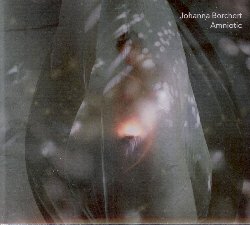 BORCHERT JOHANNA :  AMNIOTIC  (YELLOWBIRD)

Come una microfotografia sonora, senza sentimentalismo, con misteriosi testi onirici e rime incisive che fluttuano all'interno di una traslucida biosfera strumentale acustico-elettronica, Amniotic rappresenta astrattamente i nove mesi che portano alla nascita di una nuova vita. Ben lungi dall'essere un disco di una cantautrice madre emotivamente sopraffatta, Amniotic elimina i clichs narrativi di speranza, dubbio, paura, gioia e depressione spesso collegati alla figura della donna in attesa, per documentare i meccanismi interni di cambiamento biologico e psicologico con un linguaggio che  allo stesso tempo scientifico e vernacolare. Attraverso la sua musica, Borchert ritrae in modo commovente sia l'antico mondo intrauterino che i moderni ambienti extracorporei, trovando tra loro contrasti e corrispondenze. Insiema a Mika Forsling (electronic processing), Simon Toldam (basso) e Peter Bruun (batteria), Johanna Borchert (voce, pianoforte, sintetizzatore) offre al pubblico uno splendido concept album di 12 canzoni che raccontano in modo assolutamente unico il primo viaggio dell'uomo.