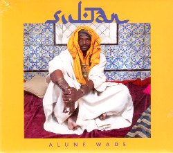 WADE ALUNE :  SULTAN  (YELLOWBIRD)

Il musicista senegalese Alune Wade ha iniziato a suonare la chitarra a soli 6 anni, sollecitato dal padre che era il direttore dell'Orchestra Sinfonica dell'Esercito del Senegal. Oggi il cantante, bassista e compositore Alune Wade  considerato uno dei migliori musicisti del suo paese e vanta collaborazioni con artisti internazionali come Joe Zawinul, Marcus Miller, Oumou Sangare, Bobby McFerrin, Youssou N'Dour, Cheick Tidiane Seck, Harold Lopez-Nussa, Lokua Kanza, Fatoumata Diawara, solo per citarne alcuni. Insieme alla sua fedele band e a una ventina di eccellenti ospiti, nel suo quinto album da solista, Sultan, Wade affronta importanti temi socio-politici, utilizzando un colorato caleidoscopio di stili musicali. Composto e registrato nel 2020 e nel 2021 tra Tunisi, Parigi, New York e il Senegal, Sultan  un disco che miscela jazz e afrobeat, ritmi e suoni dell'Africa e del Medio Oriente. Le composizioni di Wade ci portano da Djerba a Istanbul, da Dakar a Baghdad, da Kairouan al regno di Saba, passando per ritmi arabo-andalusi o berberi in cui si intrecciano scale occidentali e maqam orientali.