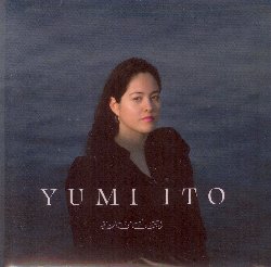 ITO YUMI :  YSLA  (YELLOWBIRD)

Un viaggio attraverso l'infinita grandezza del mare alla scoperta di un'isola magnifica: questa  l'immagine che viene in mente quando si ascolta Ysla. Il nuovo album di Yumi Ito  una vera e propria marea di storie personali e impressionanti improvvisazioni che prendono forma attraverso la voce unica della cantante e compositrice polacco-giapponese-svizzera. Ysla, che in antico portoghese significa isola, tratta argomenti come la solitudine e la separazione, la fine del mondo e la rinascita, mescolando metafore, spunti psicologici e sociali e storia moderna. Le sette composizioni originali sono strettamente legate alla persona di Yumi Ito e raccontano il suo percorso di riflessione e scoperta di s. In questo processo, Ito ha sviluppato una sua particolare tecnica vocale che  un linguaggio universale che unisce generi, tonalit e ritmi di vario tipo. Yumi Ito (voce, pianoforte, sintetizzatore), Kuba Dworak (contrabbasso) e Iago Fernandez (batteria) si muovono senza sforzo attraverso un vero e proprio oceano di generi e suoni ambientali, groove mistici e parti piene di sentimento tra art pop, jazz e neoclassicismo. Insieme al trio sono intervenuti ospiti illustri come Chris Hyson (sintetizzatore) e Szymon Mika (chitarra).