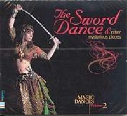 VARIOUS :  THE SWORD DANCE  (NESMA)

La danza della spada ha un'origine misteriosa, probabilmente mistica. Antichi dipinti la situano negli harem e famosi viaggiatori di altri tempi ce la descrivono. Ci sono poi diverse leggende che ce ne parlano senza giungere a un accordo. Una parla dell'epoca dell'occupazione dell'Egitto da parte dei francesi nel XVIII secolo: a quell'epoca agli Egiziani era proibito portare armi e quindi erano le ballerine a intrattenere i soldati con le danze. Un'altra versione sostiene che la danza del ventre fosse una danza tribale tipica degli zingari aghawazee. Addirittura alcuni fanno risalire l'origine di questa danza agli antichi egizi come ballo in onore della dea Neith. Al di l della delle sue origini bisogna ricordare che la danza della spada, a differenza delle altre danze arabe che rappresentano la gioia di vivere e di essere donna, trasmette diverse sensazioni allo spettatore a partire dal rituale sacro, fino al potere del femminile sul maschile, passando per il dramma della guerra. Nell'album The Sword Dance possiamo ammirare un insieme di musiche adatte sia per chi si voglia cimentare nell'arte di questa danza e sia per quanti vogliano ascoltarlo per le splendide melodie e canti di cui  composto. Inoltre, i testi delle canzoni, lungi dal parlare di guerra, parlano invece del desiderio di pace quale desiderio collettivo delle donne di tutto il mondo.