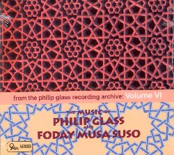 GLASS PHILIP / SUSO FODAY MUSA :  ARCHIVE VOL. VI - THE MUSIC OF PHILIP GLASS AND FODAY MUSA SUSO  (ORANGE MOUNTAIN)

Foday Musa Suso  uno dei pi importanti musicisti emersi dal continente africano negli ultimi 40 anni. Griot (cantastorie e perpetuatori della tradizione orale) di etnia mandingo, nato in Gambia e trasferitosi a Chicago negli anni '70, Foday Musa Suso  cresciuto in un ambiente dove i griot funzionano ancora come arcaiche biblioteche ambulanti girando di villaggio in villaggio per cantare le loro storie e distribuire saggezza, storia e divertimento. Oltre che per gli album a suo nome, Suso  noto per le sue collaborazioni con artisti del calibro di Philip Glass ed il Kronos Quartet, che fra i primi hanno pensato di inserire le ipnotiche sonorit della kora all'interno di melodie e ritmi occidentali, oltre che con giganti del jazz come Herbie Hancock, Pharoah Sanders e Ginger Baker. L'album Archive vol. VI - The Music of Philip Glass and Foday Musa Suso propone le musiche composte dai due musicisti per la piece di Jean Genet The Screens, originariamente pubblicate su Point, arricchite da due bonus tracks registrate dal vivo a New York nel 2009.