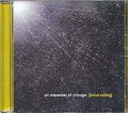 ART ENSEMBLE OF CHICAGO :  SIRIUS CALLING  (PI RECORDINGS)

In Sirius Calling molte cose sono cambiate rispetto al precedente album, The Meeting, del 2003. La mitica formazione si  reinventata nuovamente come quartetto con il ritorno di Joseph Jarman che affianca Roscoe Mitchell, Malachi Favors e Don Moye, ritornando a suonare dal vivo con una quasi interminabile tourne. Stavano tutti componendo con la band bene in mente quando, inaspettatamente, il 31 gennaio 2004 il membro fondatore Malachi Favors Maghostut pass a miglior vita. Attraverso tutti i cambiamenti che sono capitati all'interno ed intorno alla Art Ensemble of Chicago, la presenza ed il contributo di Malachi sono sempre stati una costante: probabilmente la sua scomparsa influir sulle future direzioni del gruppo anche se sicuramente non certo sulla sua filosofia. Fortunatamente nell'aprile 2003 l'Art Ensemble of Chicago era tornata in studio per lavorare su un po' di materiale che non era stato completato nelle precedenti sessioni di registrazione, ma i tre giorni di studio portarono invece alla realizzazione di un nuovo lavoro, Sirius Calling, l'ultimo che vede la partecipazione di Malachi. Le 14 tracce dell'album propongono l'Art Ensemble in varie piccole formazioni, in duo, trio e quartetto con musiche di grande impatto che mostrano un'energia ed una forza che non si sentiva da tempo. Il titolo di Sirius Calling  stato scelto da Malachi: si identificava con la stella Sirio e, forse consapevole del suo fragile stato di salute, intuiva che quella poteva essere l'ultima volta per lui in studio con i suoi amici. Queste registrazioni segnano la fine di un capitolo della storia della formazione. L'Art Ensemble of Chicago si rinnover ancora una volta: peccato che questo debba avvenire dopo aver ritrovato tutta la forza degli anni d'oro.