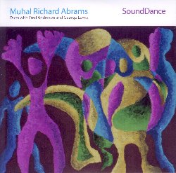 ABRAMS MUHAL RICHARD :  SOUNDDANCE  (PI RECORDINGS)

SoundDance  un doppio cd che propone registrazioni in duo di Muhal Richard Abrams insieme a Fred Anderson, nel primo cd, e George Lewis nel secondo. L'album celebra l'ottantesimo compleanno di uno dei pi influenti pianisti della storia del jazz, Muhal Richard Abrams, noto come fondatore della famosissima AACM (Association for Advancement of Creative Musicians), organizzazione da cui sono emersi giganti della scena contemporanea come Anthony Braxton, The Art Ensemble of Chicago e Henry Threadgill solo per citarne alcuni. Abrams  stato anche incluso nel 2010 nella DownBeat Hall of Fame per i suoi 50 anni di contributo allo sviluppo della musica jazz. SoundDance cattura il pianista in due performance frutto di completa improvvisazione: la prima Focus, ThruTime... Time->, insieme al tenorsassofonista Fred Anderson,  la prima registrazione insieme per questi due splendidi ottuageneri, nonostante mille storie condivise a Chicago nel corso degli ultimi 60 anni. Tristemente questa  anche l'ultima registrazione di Fred Anderson, figura fondamentale della scena di Chicago non solo come musicista ma anche come proprietario del Velvet Lounge, il locale che  stato l'epicentro della florida scena avantgarde cittadina. Il secondo cd, SoundDance, vede Abrams impegnato con l'elettronica, il laptop ed il trombone di George Lewis, altra influente figura, vero pioniere dell'uso dell'elettronica nel jazz. Ciascuno dei due album  frutto di completa improvvisazione ed incontaminato da tradizionali strutture musicali, rappresentando l'apice dell'invenzione artistica spontanea.