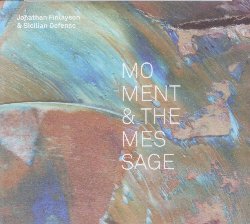 FINLAYSON JONATHAN & SICILIAN DEFENSE :  MOMENT & THE MESSAGE  (PI RECORDINGS)

Moment & the Message  l'atteso album d'esordio di Jonathan Finlayson, uno dei pi richiesti trombettisti dell'attuale scena jazz americana. Membro della formazione Five Elements di Steve Coleman da oltre dodici anni, Finlayson  profondamente ammirato per la sua abilit nell'affrontare concetti musicali avanguardistici in piena tranquillit. Solo negli ultimi quattro anni ha partecipato alle registrazioni di tre memorabili cd votati 'album dell'anno' dal New York Times: Travail, Transformation and Flow dell'alto-sassofonista Steve Lehman nel 2009, Harvesting Semblances and Affinities di Steve Coleman nel 2010 e Continuum del pianista David Virelles nel 2012. Unico ottone del gruppo, Finlayson dirige la formazione inserendo un assolo dietro l'altro, supportato da alcune delle stelle emergenti della scena jazz come il pianista David Virelles, il chitarrista Miles Okazaki, il bassista Keith Witty ed il batterista Damion Reid. L'impegnativa musica di Finlayson opera nello stesso terreno di complessi poliritmi in cui si muove Steve Coleman, differenziandosi da quest'ultimo per le sue forme musicali paragonabili ad un puzzle. Diversamente da molti altri giovani musicisti che corrono per pubblicare il loro primo album, Finlayson ha atteso pazientemente per oltre un decennio il momento giusto per proporsi come bandleader, facendosi prima conoscere ed apprezzare come sideman ed imparando i mille trucchi che un maestro come Steve Coleman ha condiviso con lui in dodici anni di collaborazione.